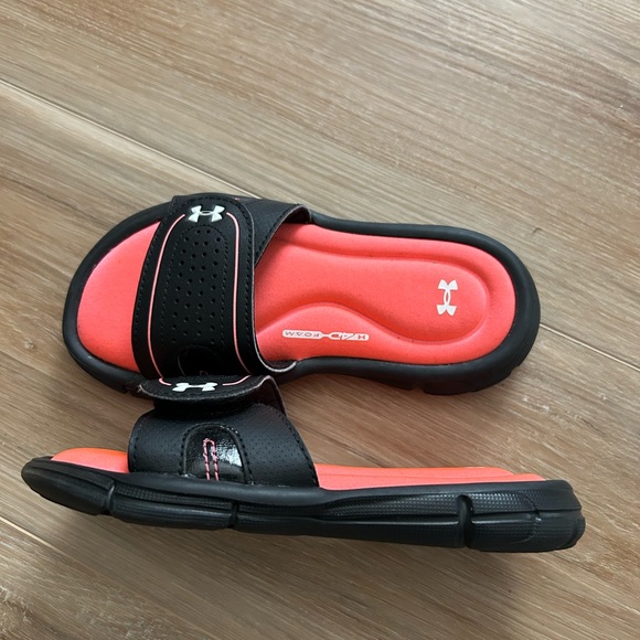 NWOT Girls Ignite Under Armour slides - Picture 4 of 8